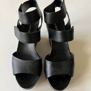 6.5M Via Spiga black platform sandal